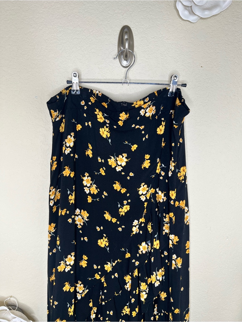 NTM: Torrid Floral Faux Wrap High Low Midi Skirt Size 2 Black Yellow Boho Plus - Picture 3 of 15